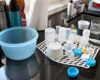 Abgewaschene Milchfläschchen auf der Spühle